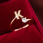 Nova – Moderner Offener Ring mit Initiale und Zirkonia