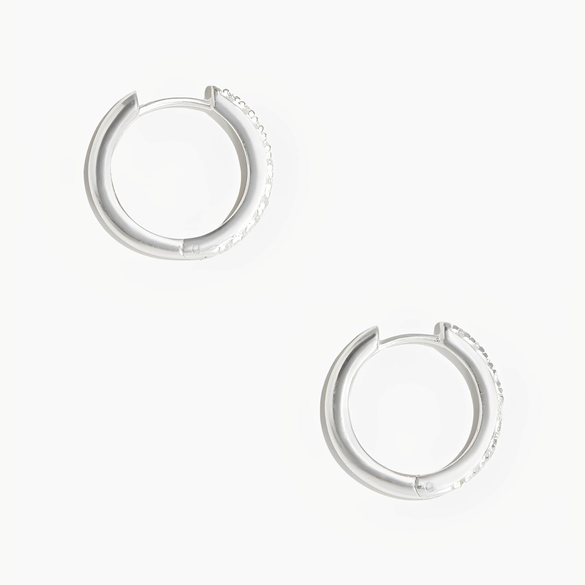 Manda - Kleine Pave Silber Huggies