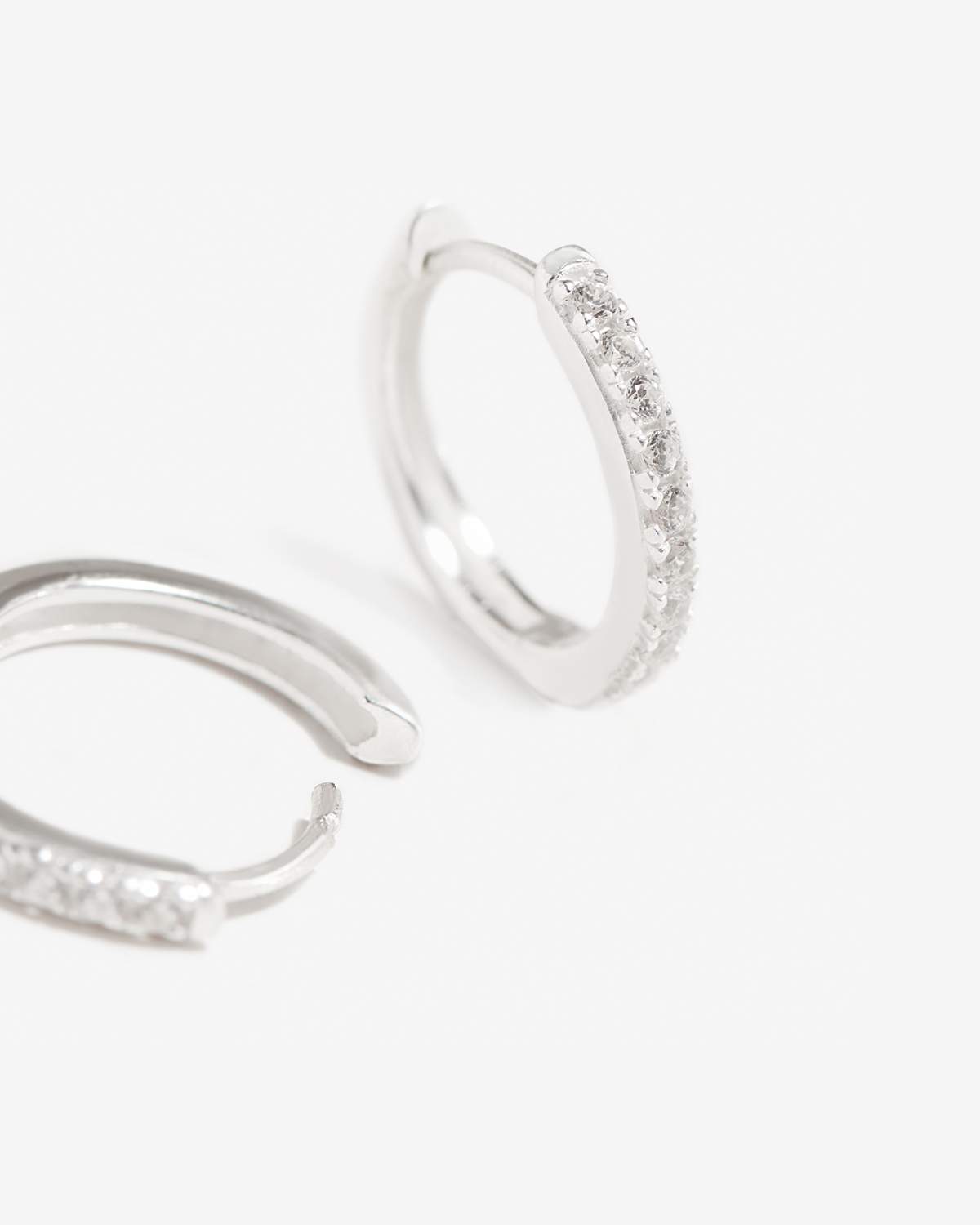 Manda - Kleine Pave Silber Huggies