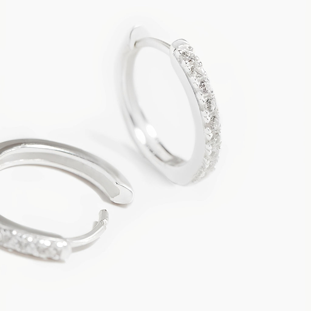 Manda - Kleine Pave Silber Huggies