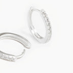 Manda - Kleine Pave Silber Huggies