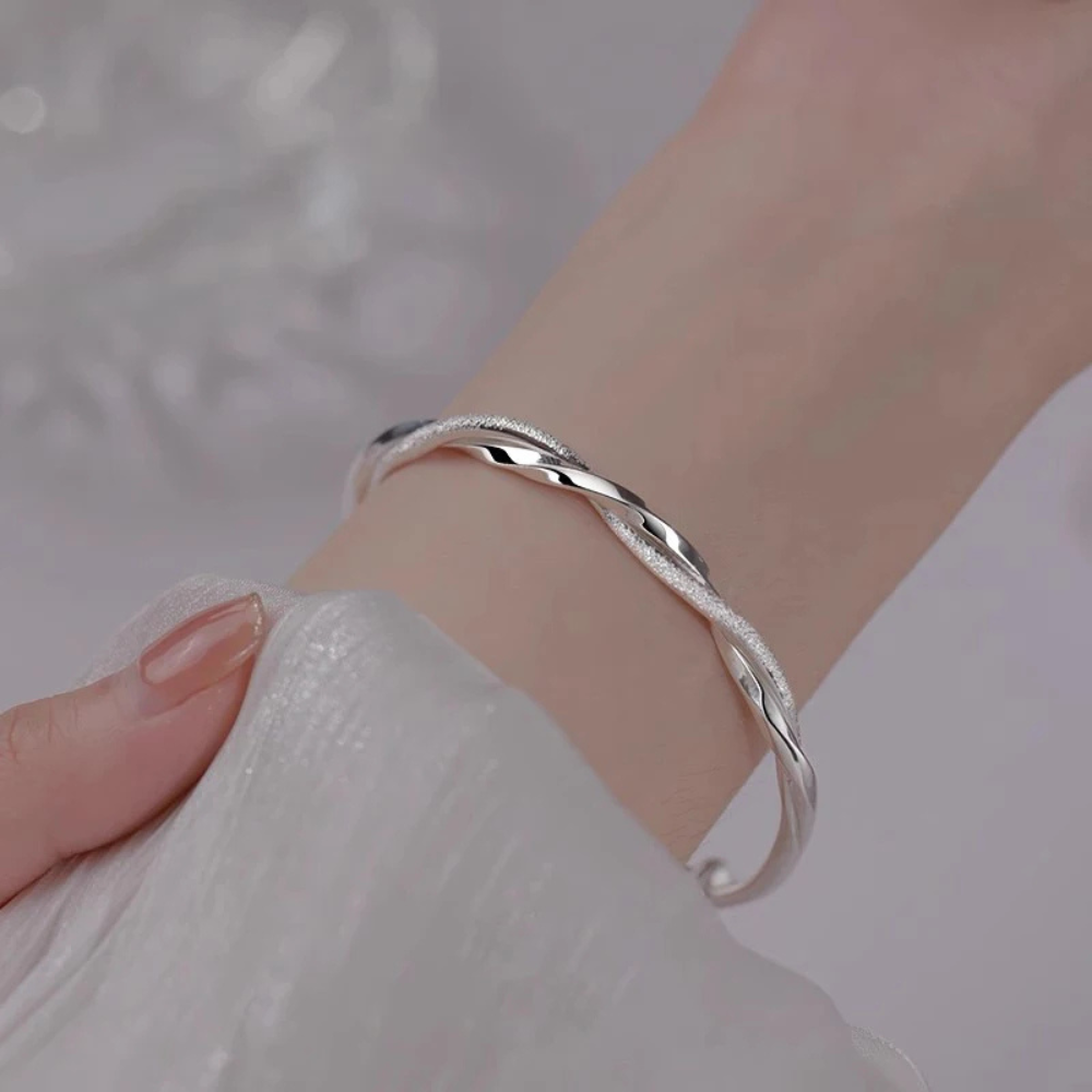 Anpassbarer Damen Armreif mit gedrehtem Design