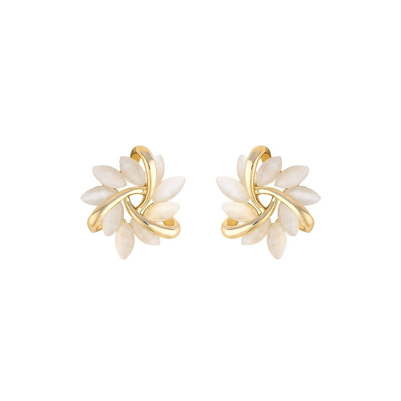 Lyra – Goldene Stecker-Ohrringe mit Opal-Blütenkreis