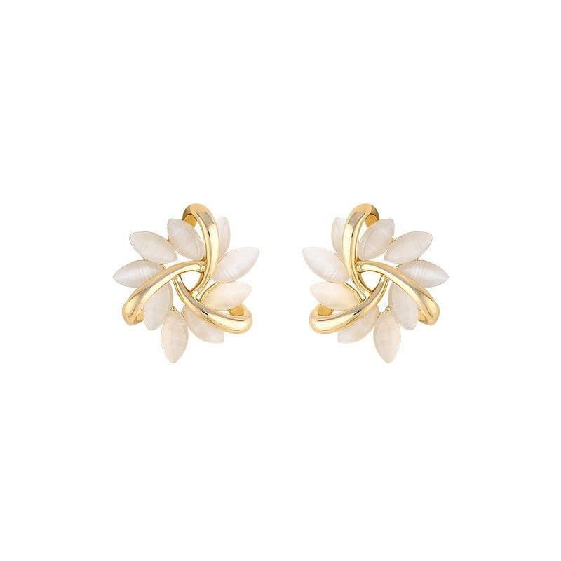Lyra – Goldene Stecker-Ohrringe mit Opal-Blütenkreis