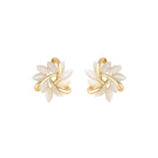 Lyra – Goldene Stecker-Ohrringe mit Opal-Blütenkreis