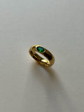 Goldring mit schimmerndem Edelstein in Grün
