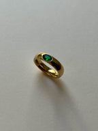 Goldring mit schimmerndem Edelstein in Grün