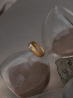Goldring mit schimmerndem Edelstein in Grün