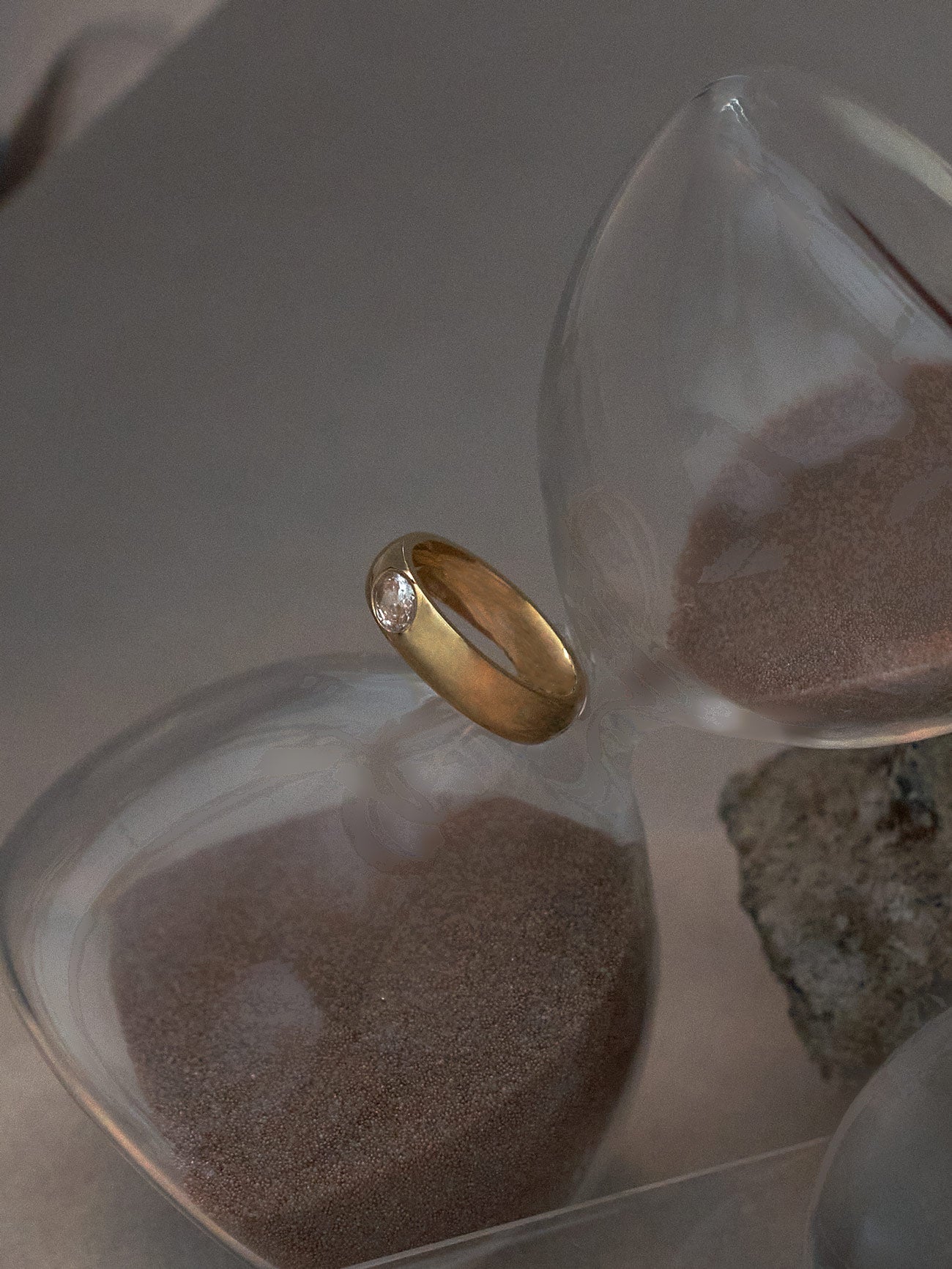 Goldring mit schimmerndem Edelstein in Grün