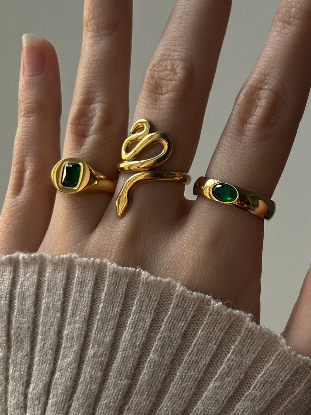 Goldring mit schimmerndem Edelstein in Grün