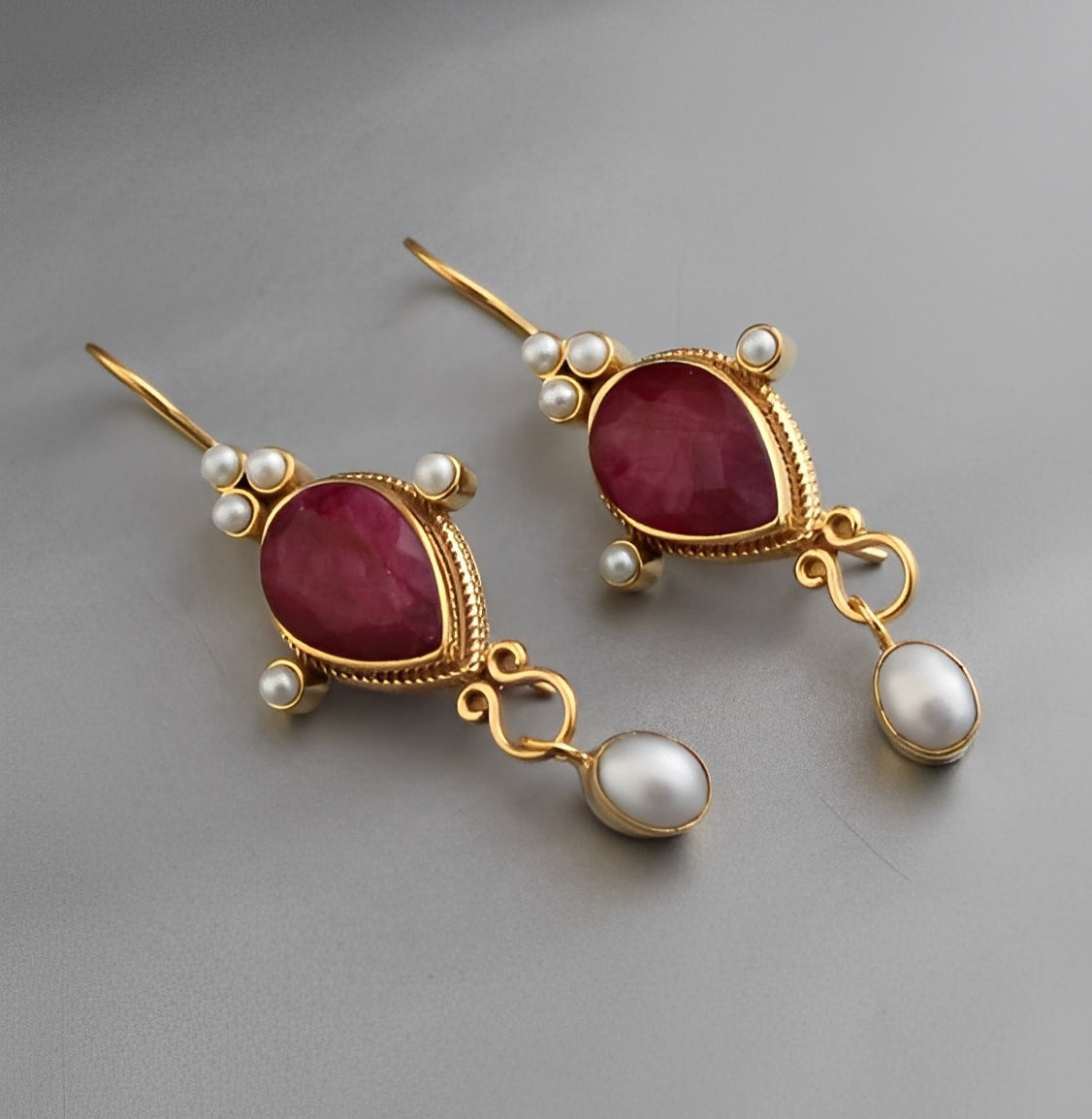 Soline – Edle Ohrringe Perle & Rubin