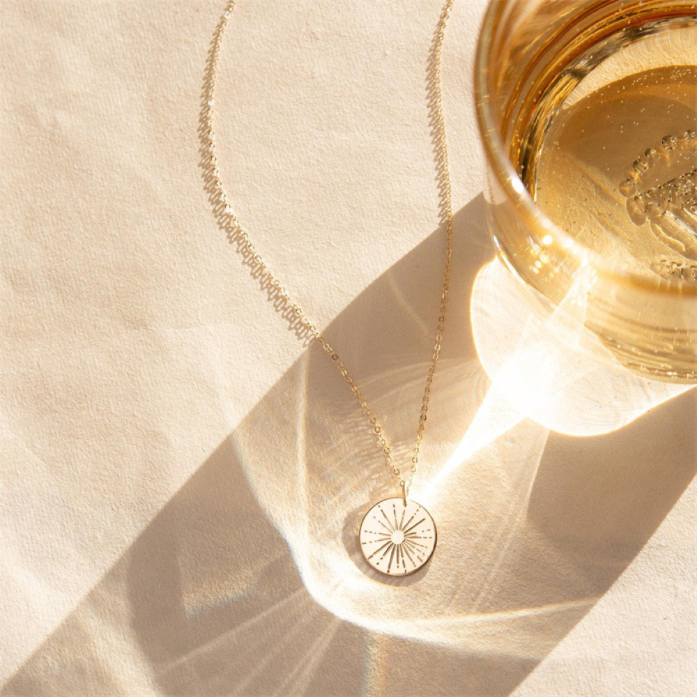 Sonnenstrahl-Halskette - Kleine Anhänger-Halskette mit Sonnenmotiv