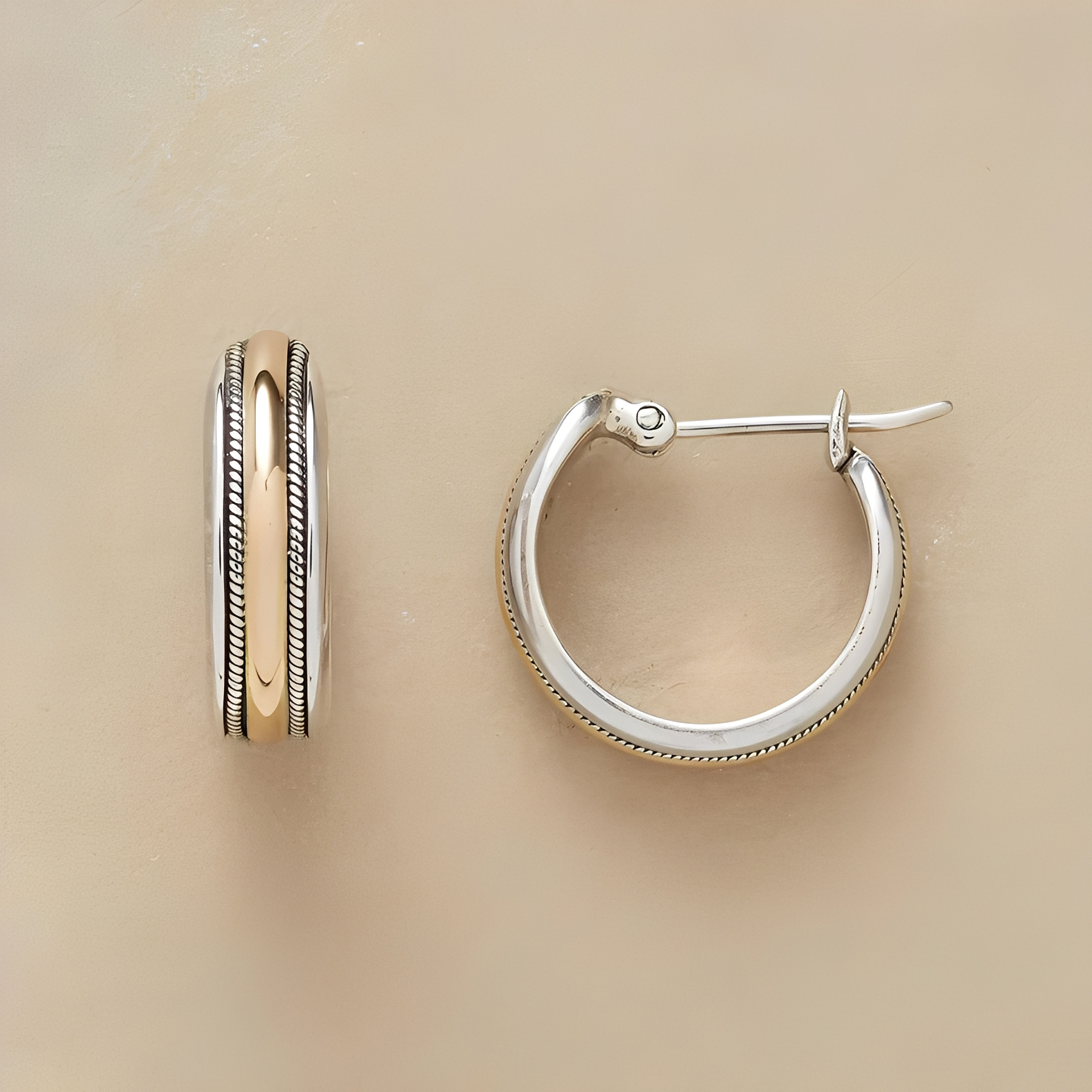 Lea – Creolen aus Silber mit goldener Linie im Vintage-Stil