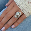 Maelle – Verstellbarer Löffelring mit weißem Opal