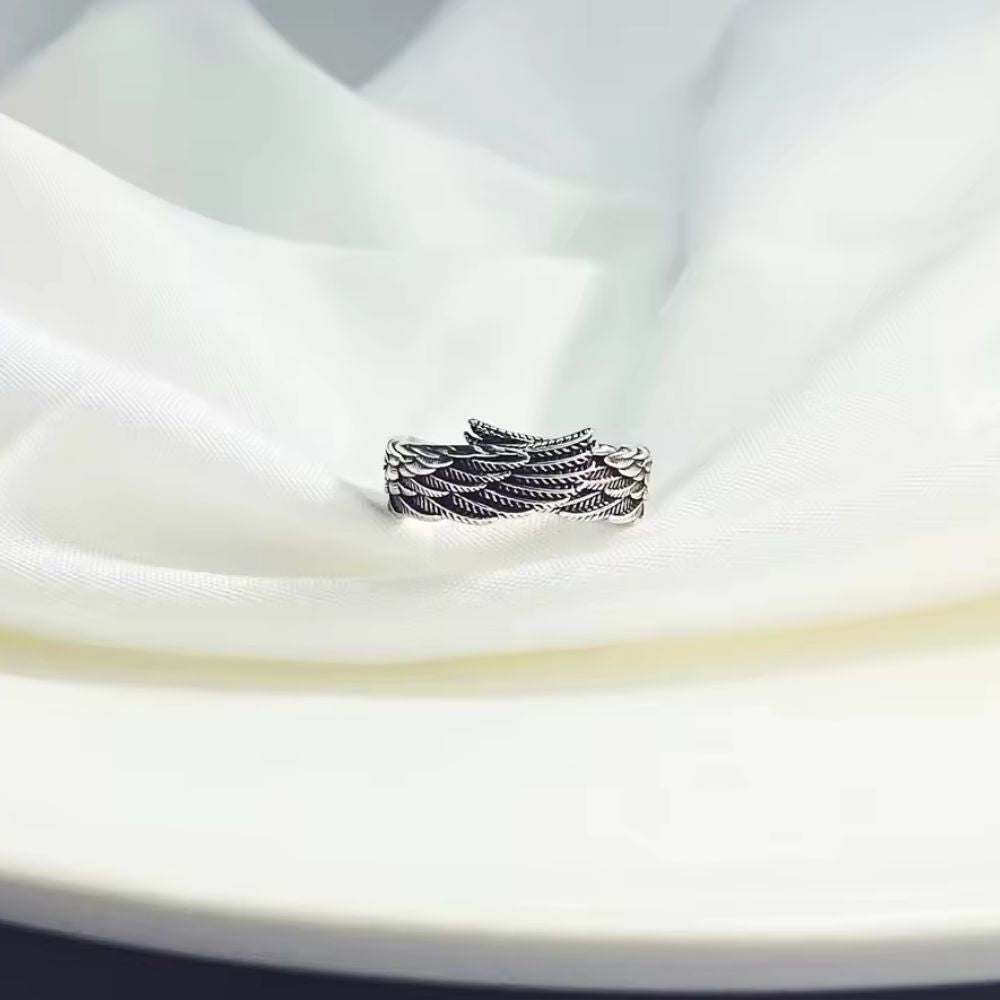 Xenia – Ring mit Engelsflügeln im Punk-Retro-Stil