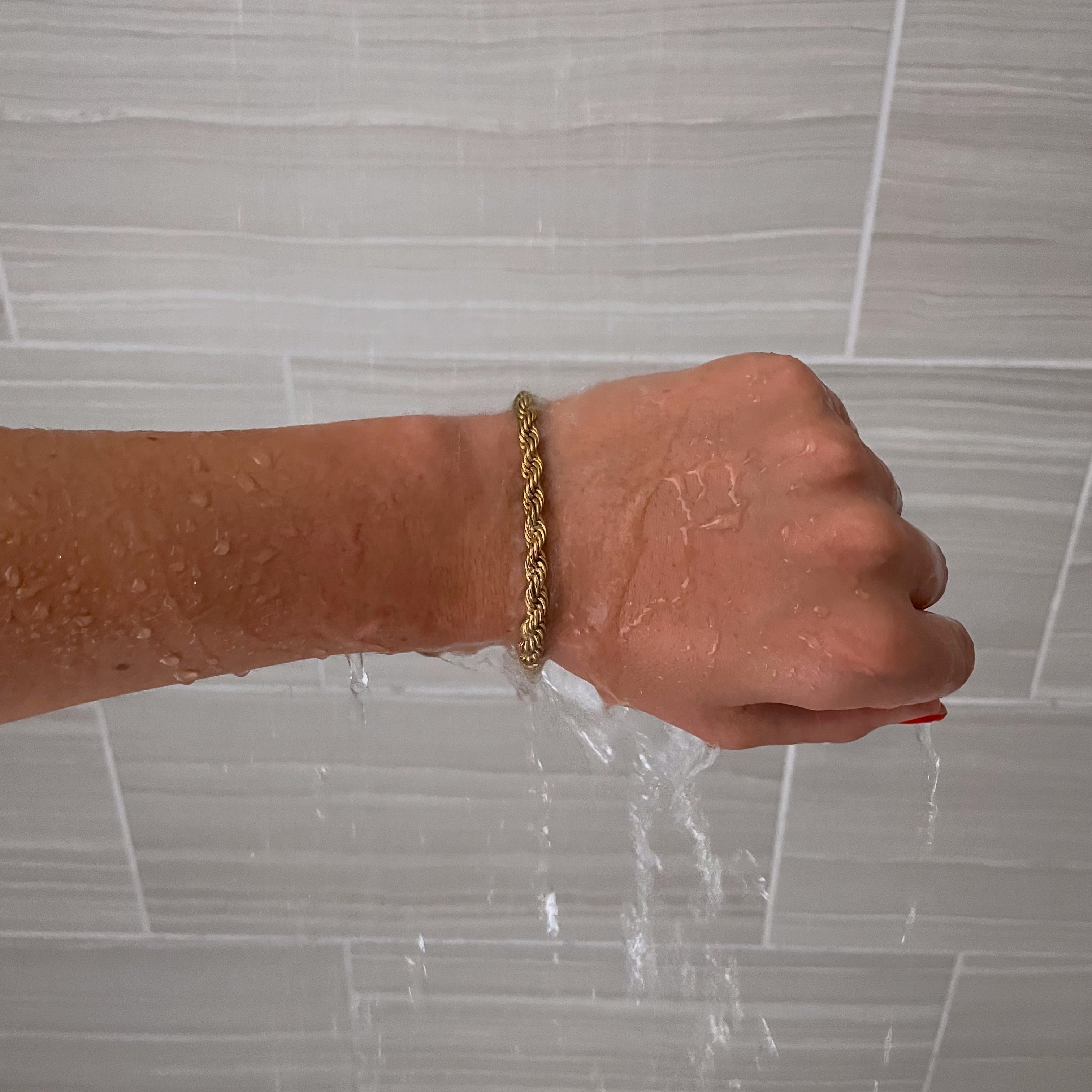 Mila – Gedrehtes Armband aus rostfreiem Stahl