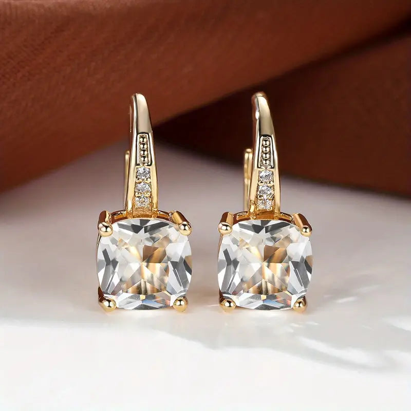Claudine – Goldene Kreolen mit Mystischem Saphir