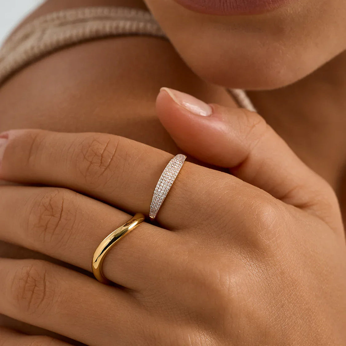 Damen Siegelring mit Pavé-Steinbesatz und klarer Ringsilhouette