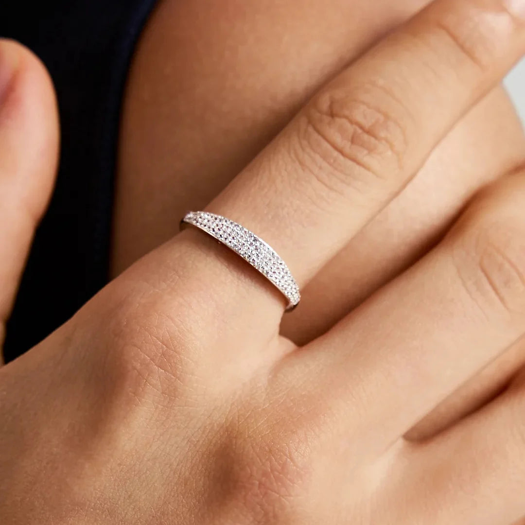 Damen Siegelring mit Pavé-Steinbesatz und klarer Ringsilhouette