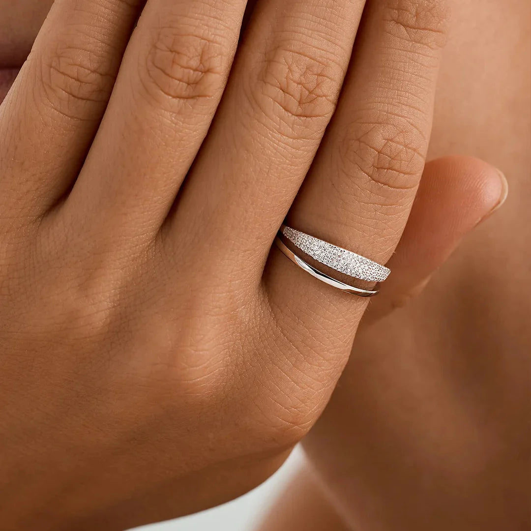 Damen Siegelring mit Pavé-Steinbesatz und klarer Ringsilhouette
