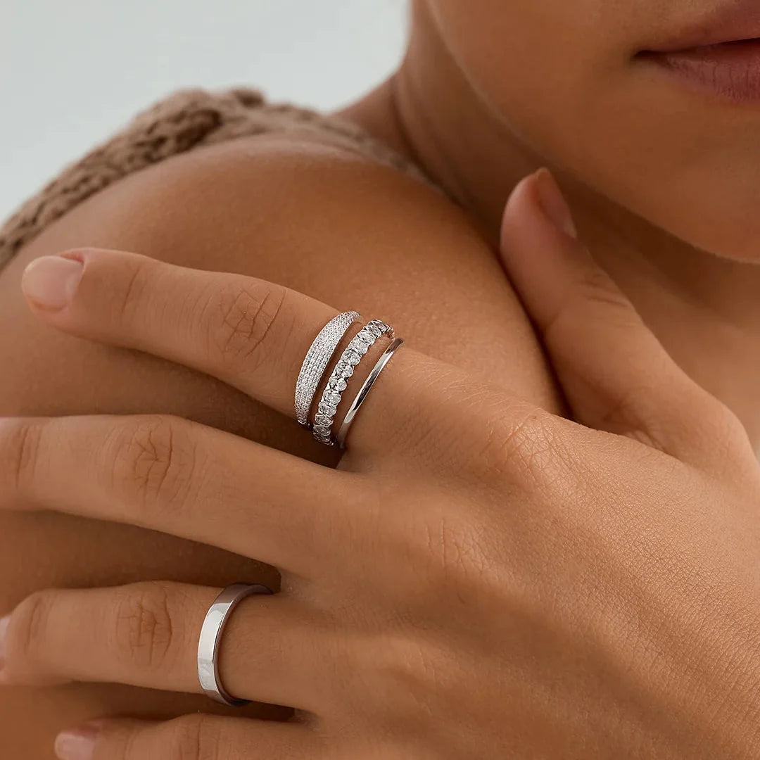 Damen Siegelring mit Pavé-Steinbesatz und klarer Ringsilhouette