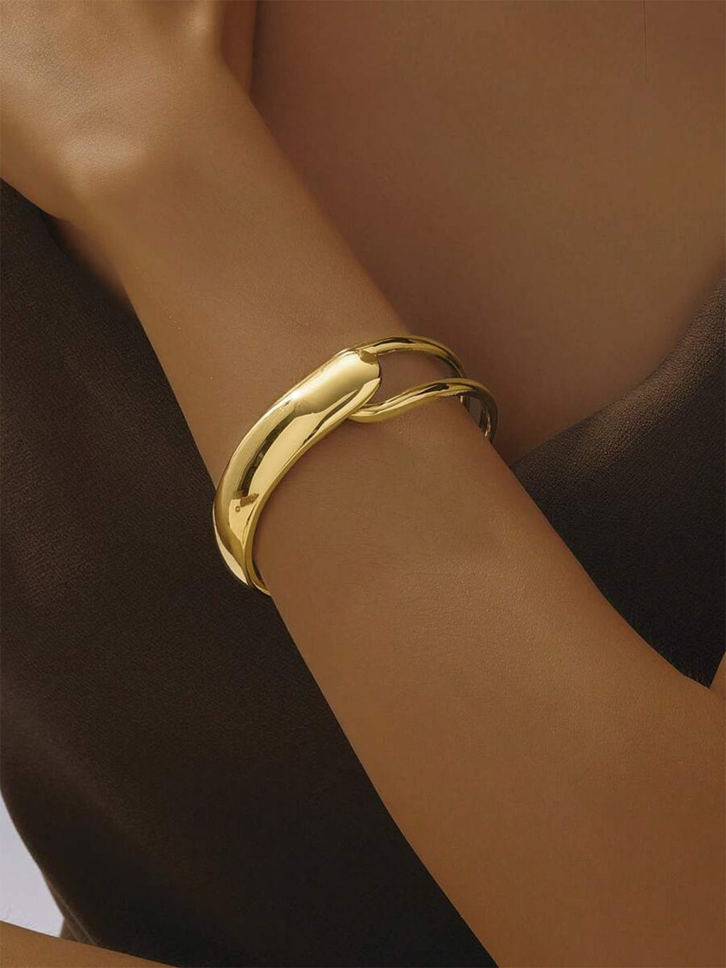 Alyssa – Stilvoller Goldner Armreif