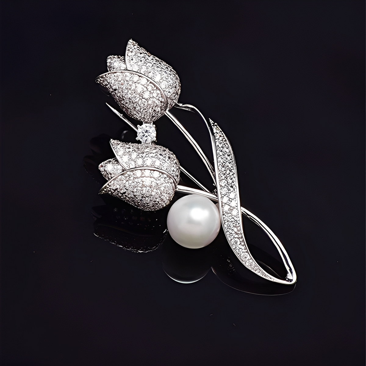 Jackie – Tulpenbrosche mit elegantem Detail