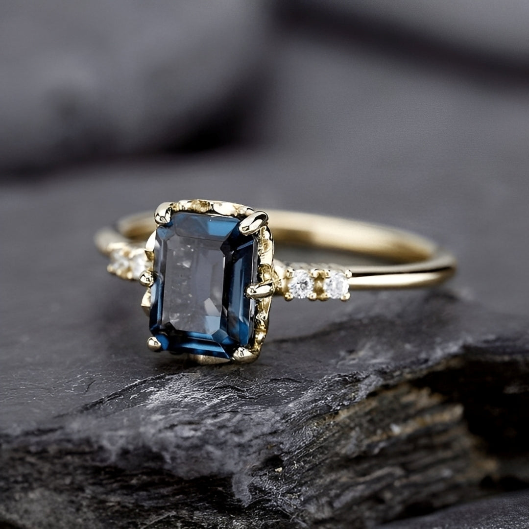 Sza – Vintage-Ring in Gold mit Blauem Kristall