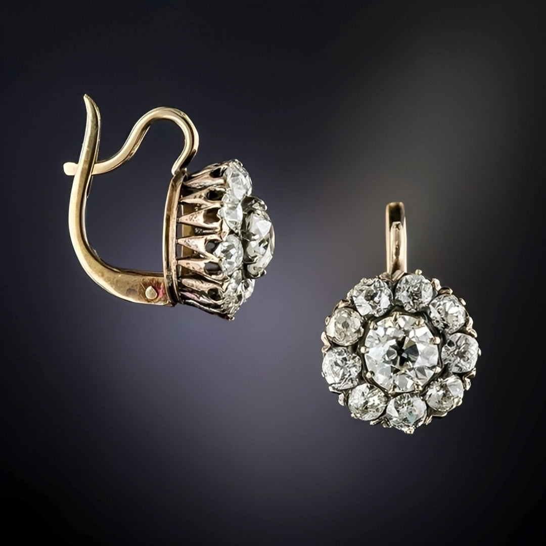 Clara – Retro-Ohrringe in Gold mit eingefassten Steinen