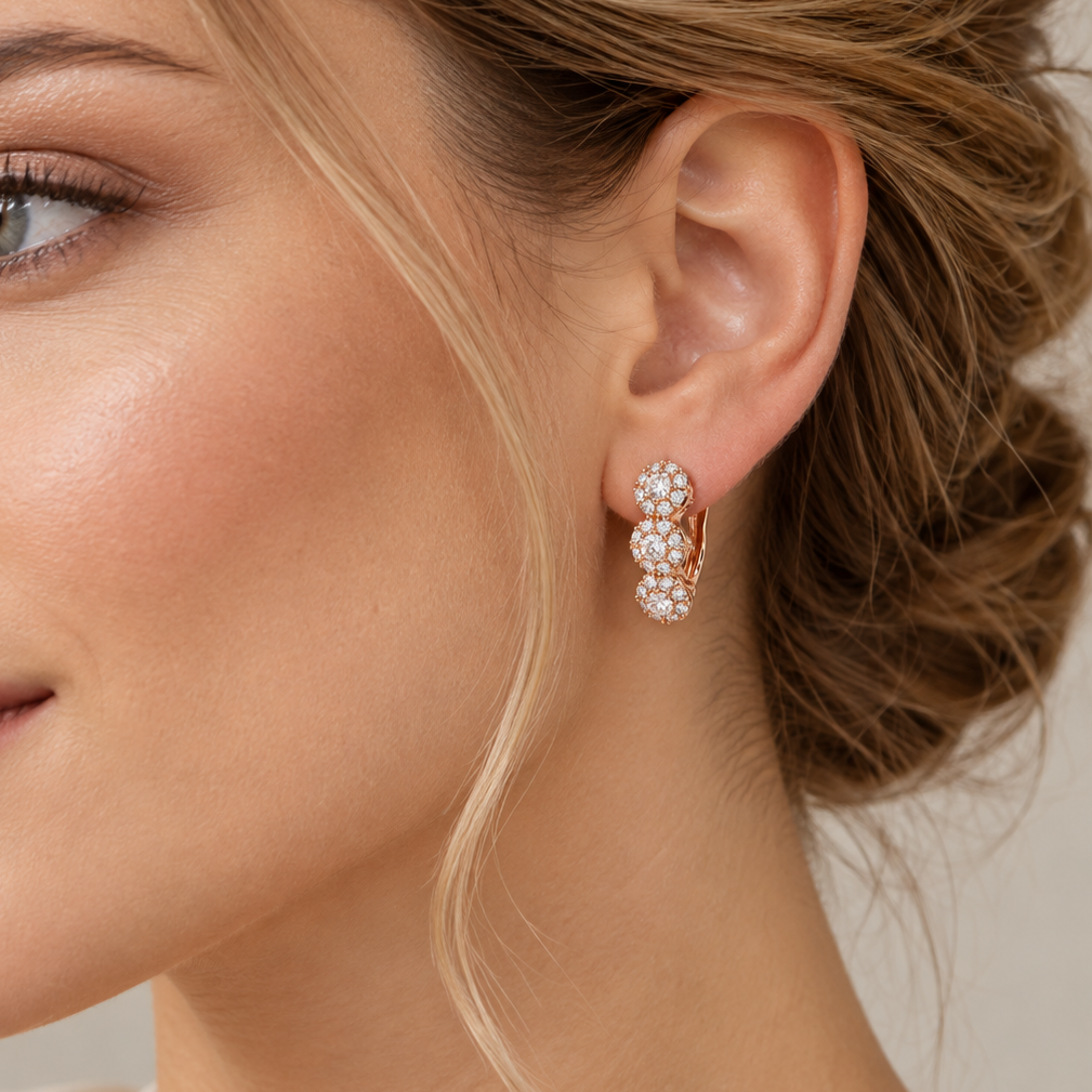 Statement-Ohrringe für Damen mit dreilagigem Design und zentralem Steinakzent