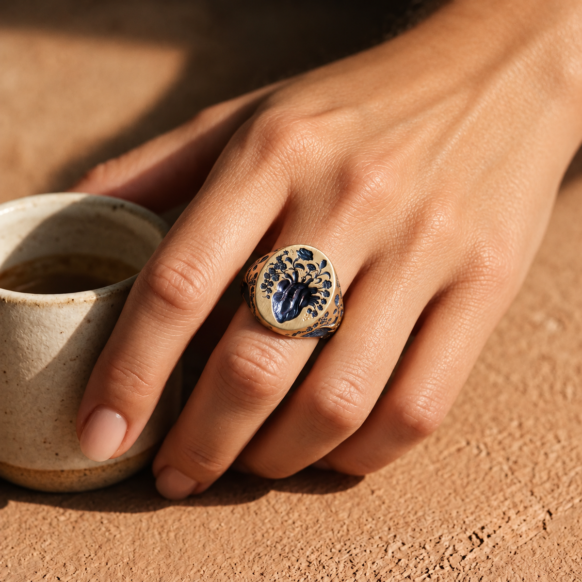 Damen Statement-Ring mit Herzdesign und floralen Akzenten