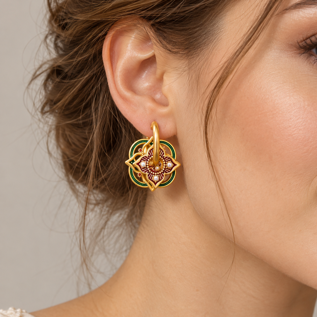 Jhumka-Ohrringe für Damen mit geometrischem Rangoli-Muster und dekorativen Details