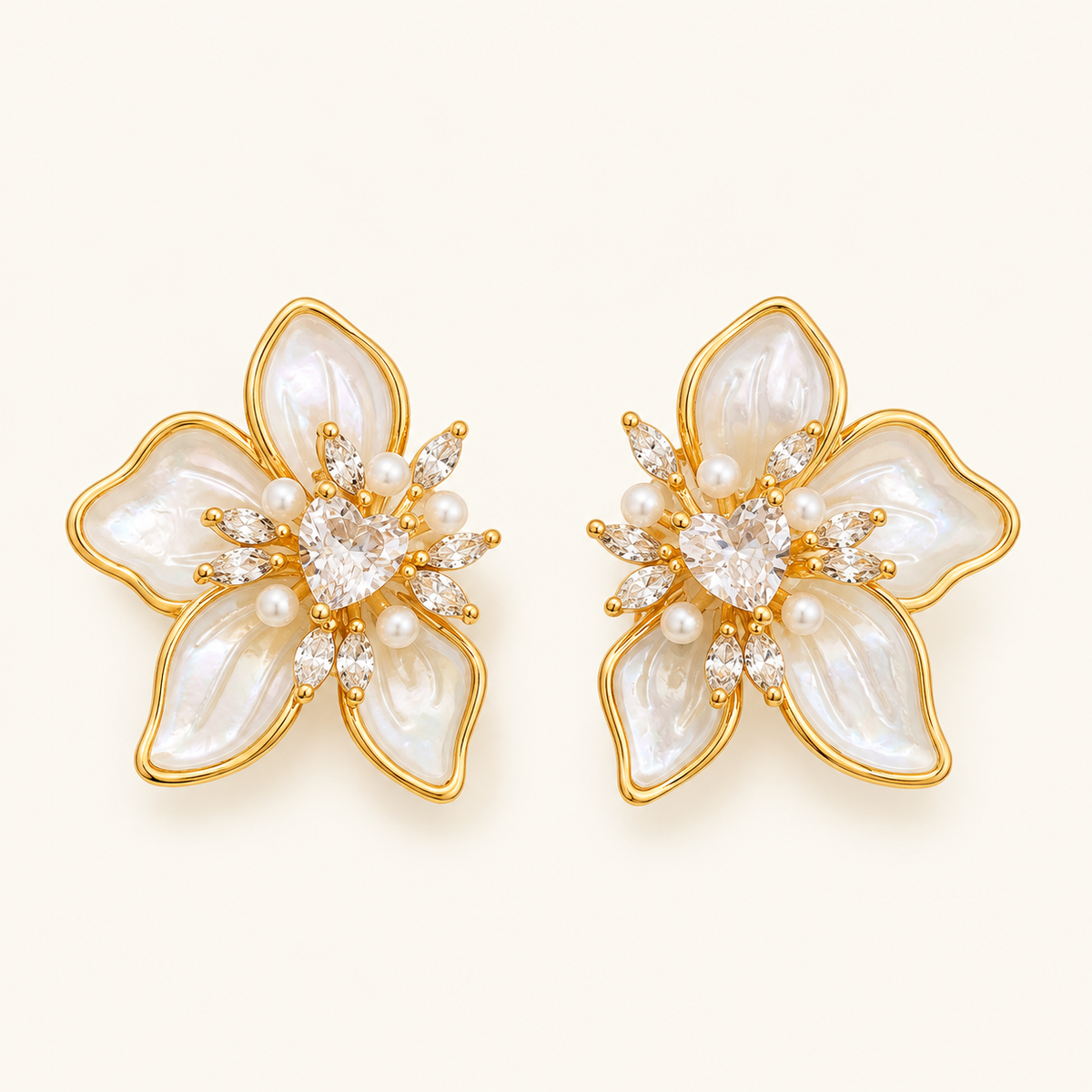 Damen Ohrstecker im Blumenstil mit Herzdetail und blütenblattähnlichen Perlen