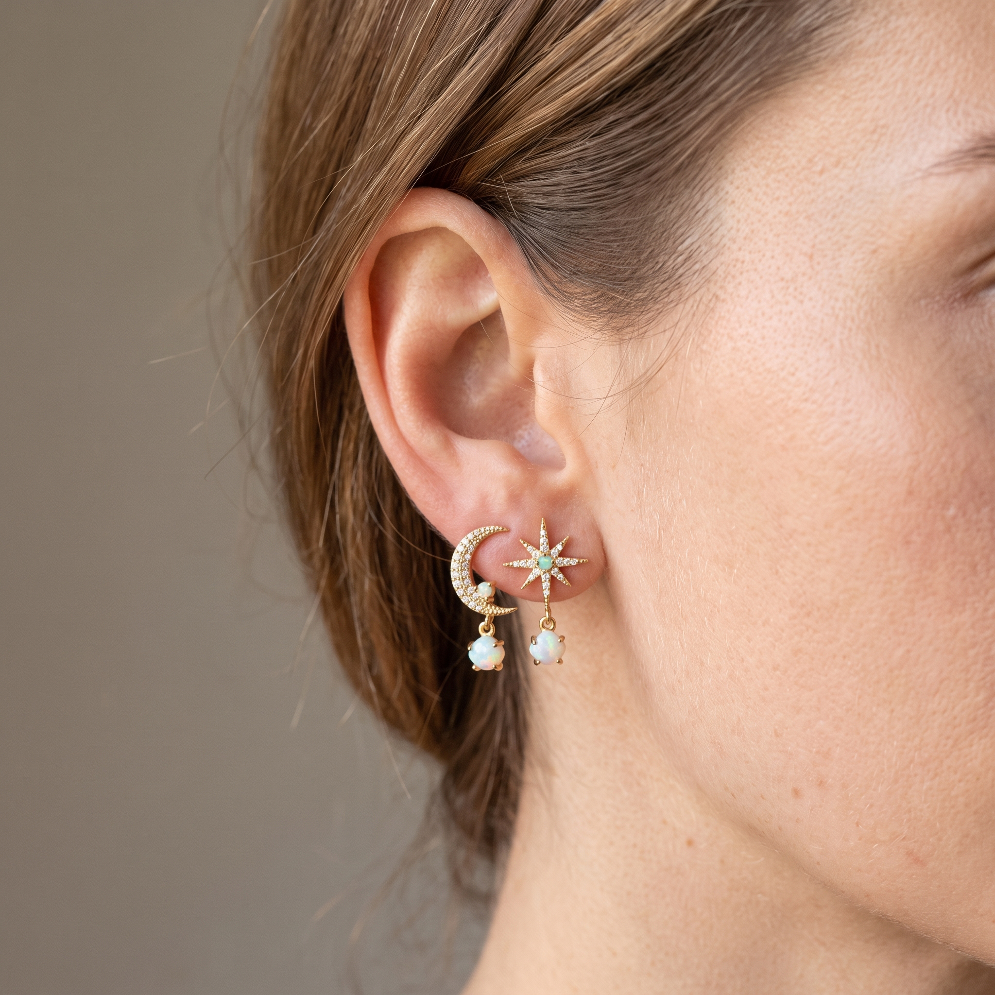 Carol – Goldene und Opal Mond- und Sterne Ohrringe