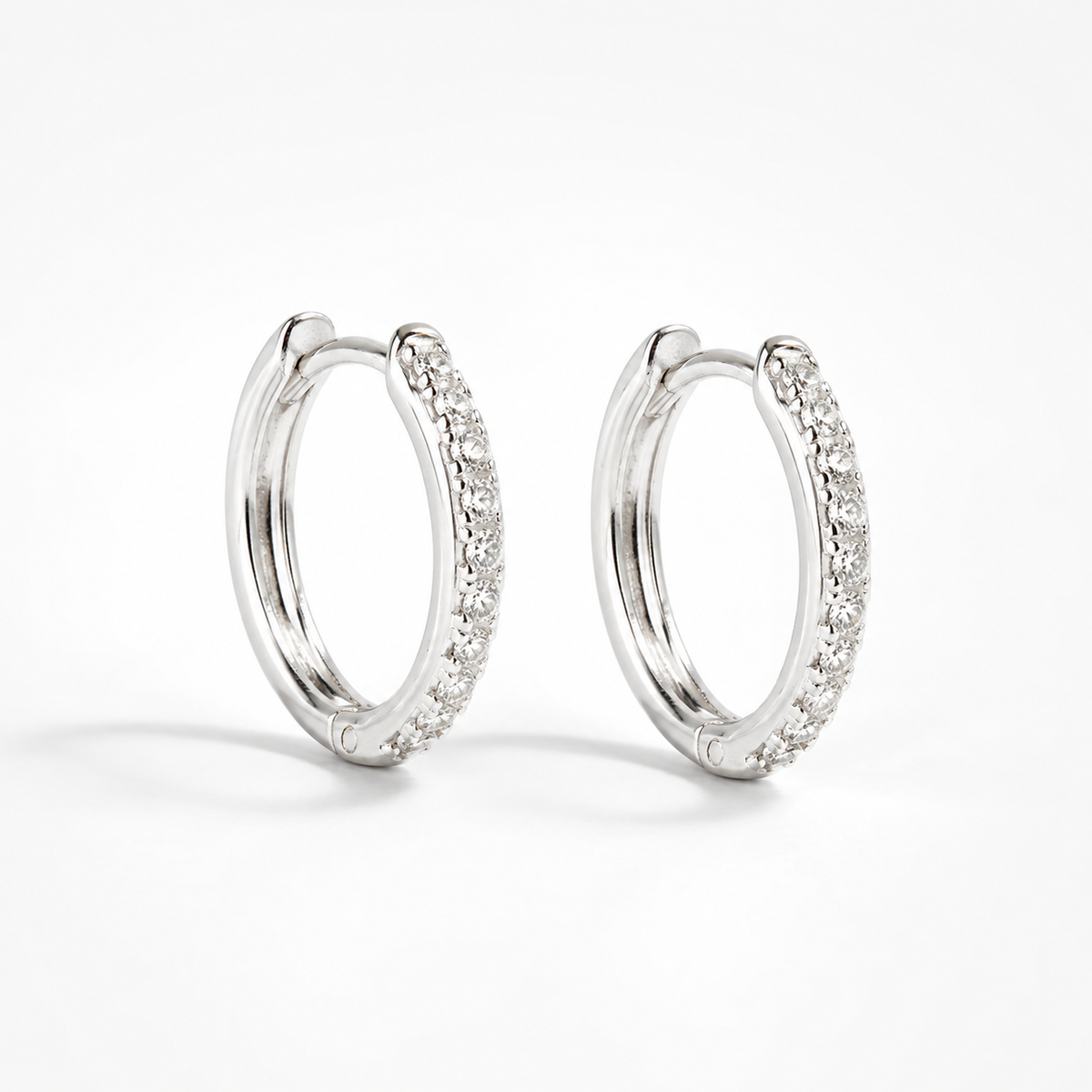 Manda - Kleine Pave Silber Huggies