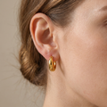 Iris – Geometrische Huggie Creolen in Gold