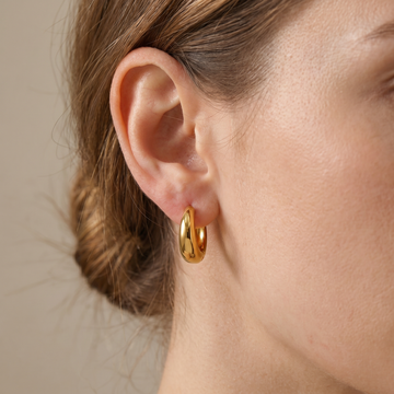 Iris – Geometrische Huggie Creolen in Gold