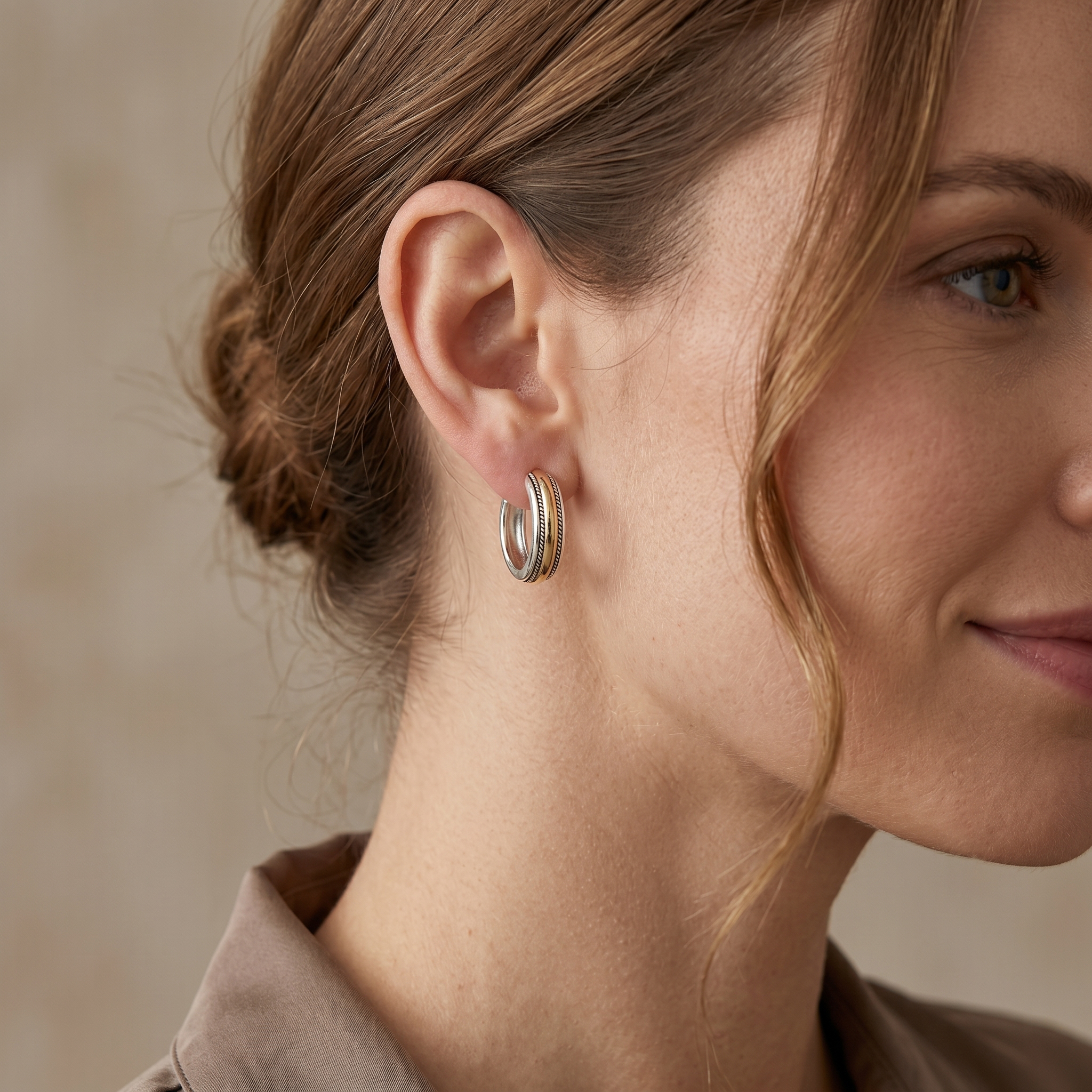 Lea – Creolen aus Silber mit goldener Linie im Vintage-Stil
