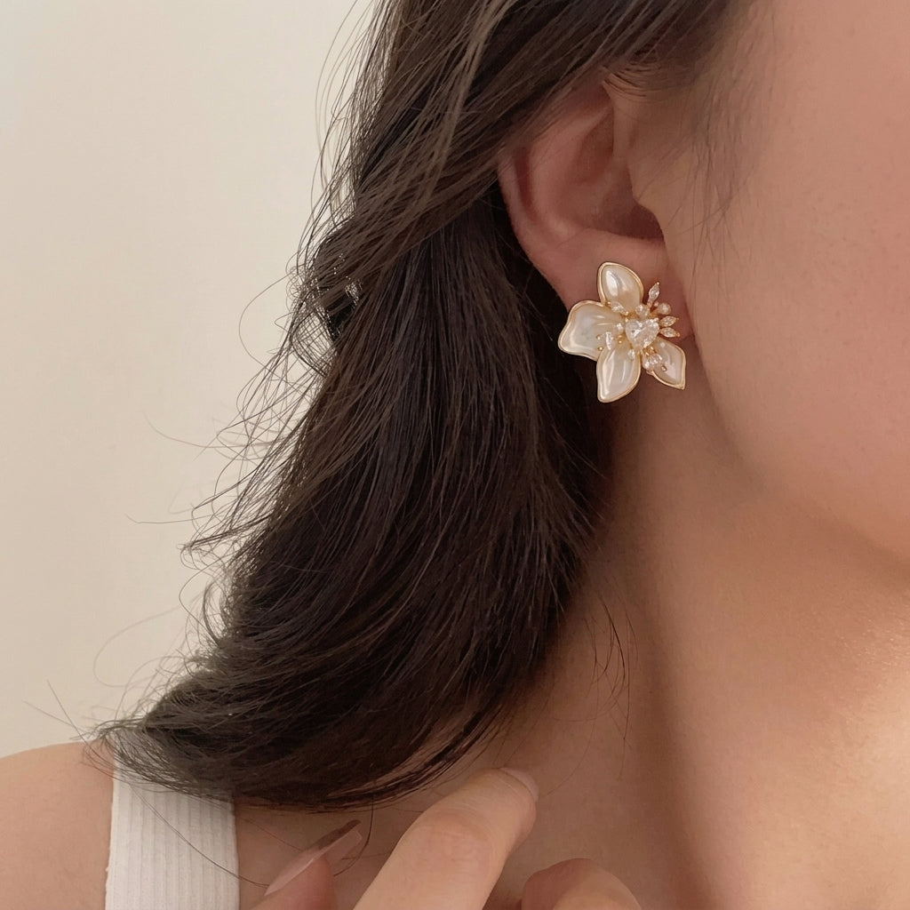 Damen Ohrstecker im Blumenstil mit Herzdetail und blütenblattähnlichen Perlen