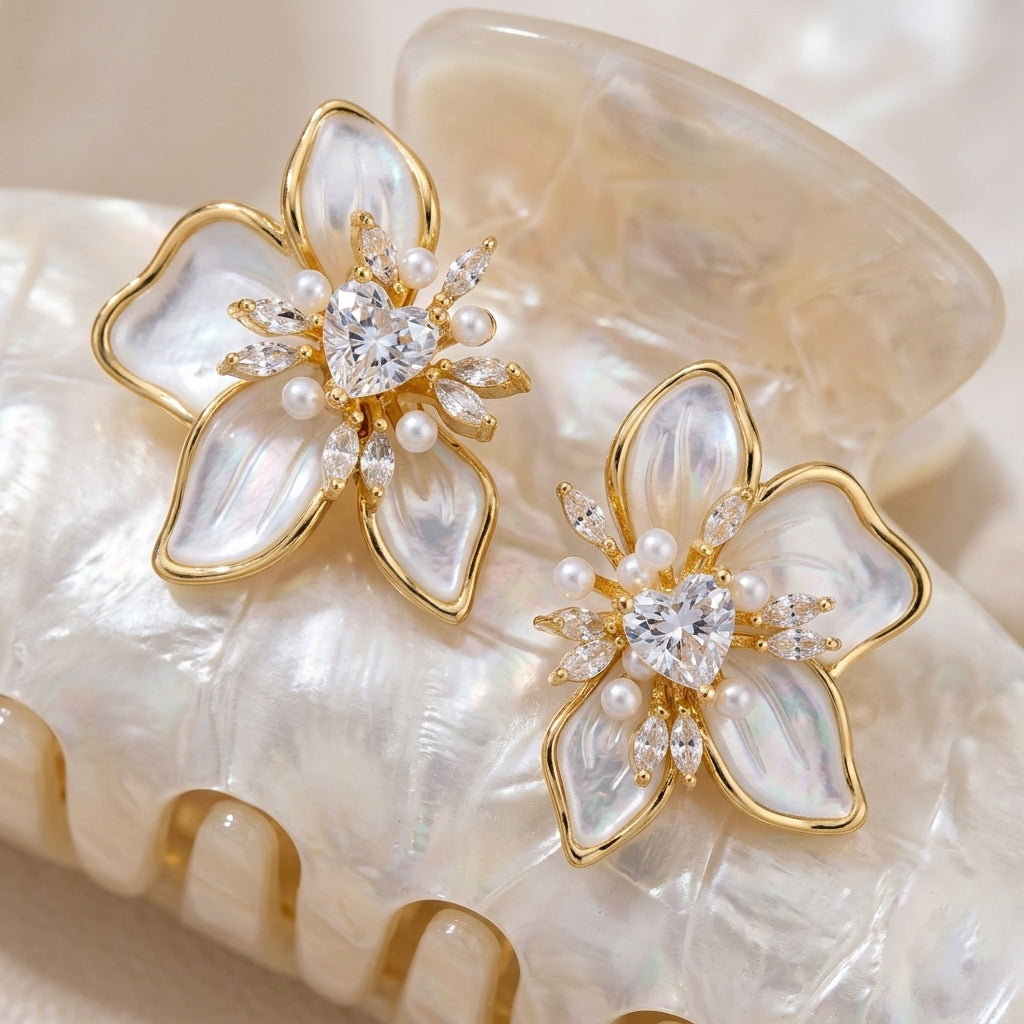 Damen Ohrstecker im Blumenstil mit Herzdetail und blütenblattähnlichen Perlen