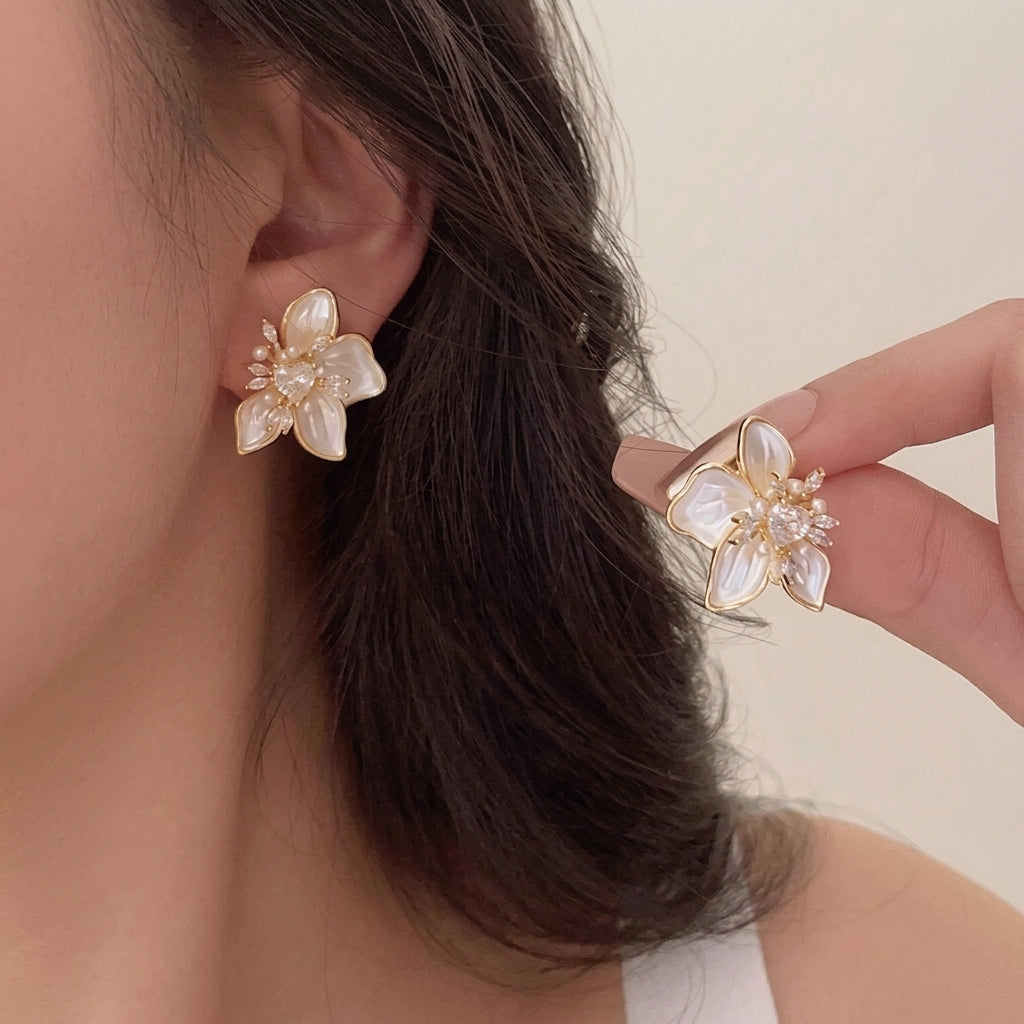 Damen Ohrstecker im Blumenstil mit Herzdetail und blütenblattähnlichen Perlen