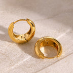 Iris – Geometrische Huggie Creolen in Gold