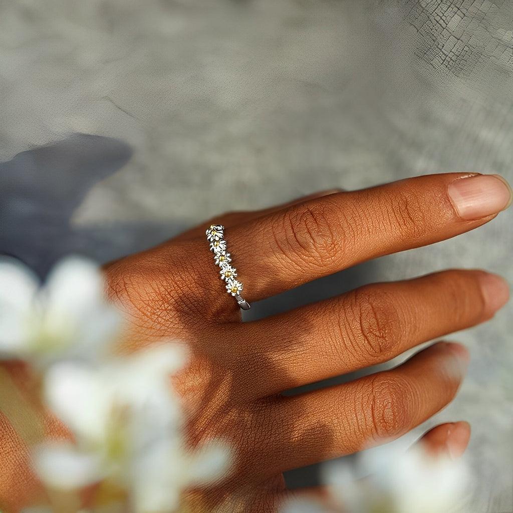 Charlie – Verstellbarer Ring aus Silber mit handbemaltem Gänseblümchen