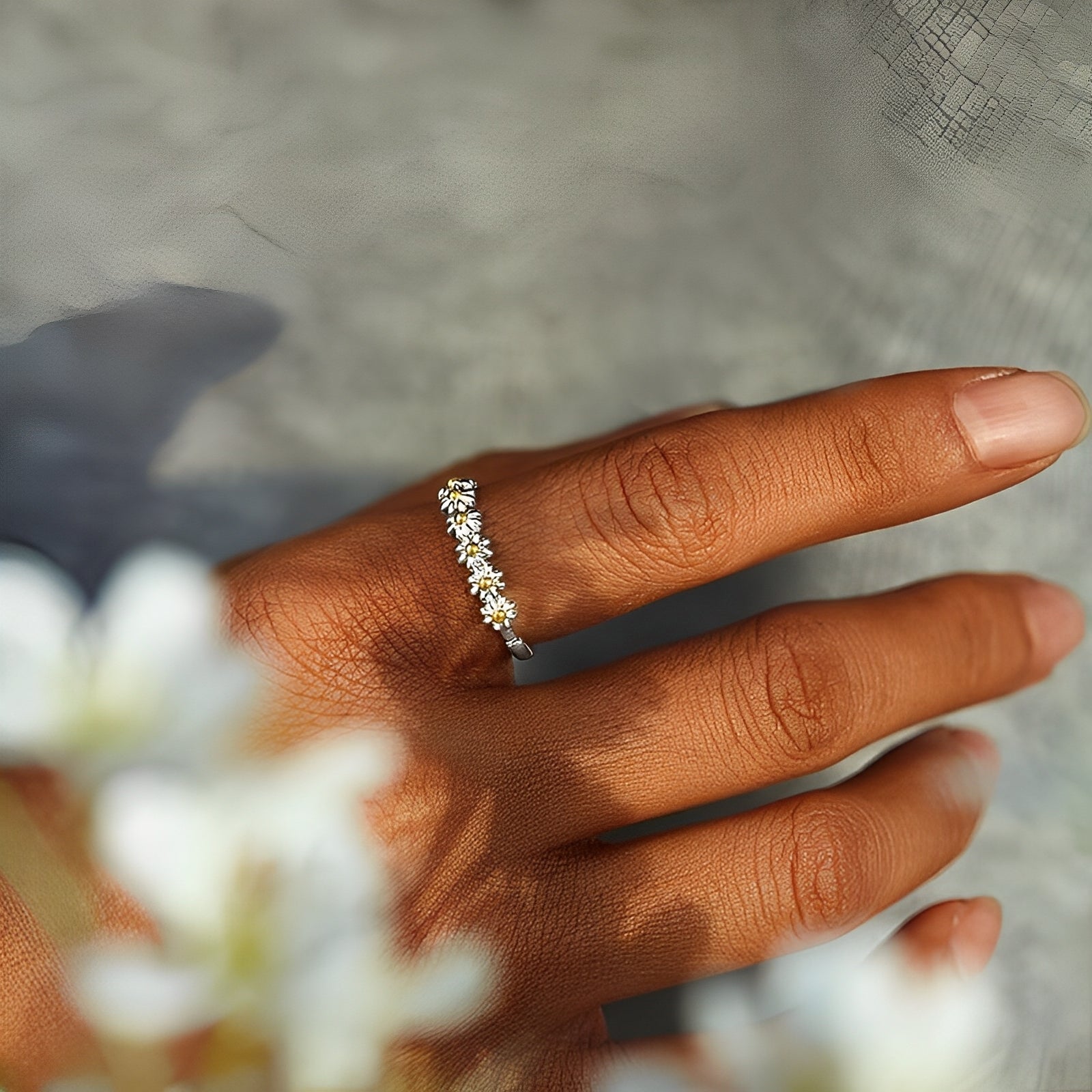 Charlie – Verstellbarer Ring aus Silber mit handbemaltem Gänseblümchen