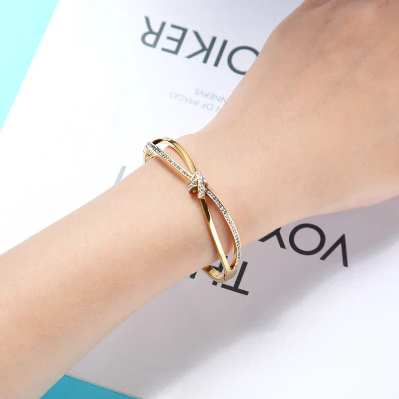 Dalia – Armreif mit elegantem Knoten