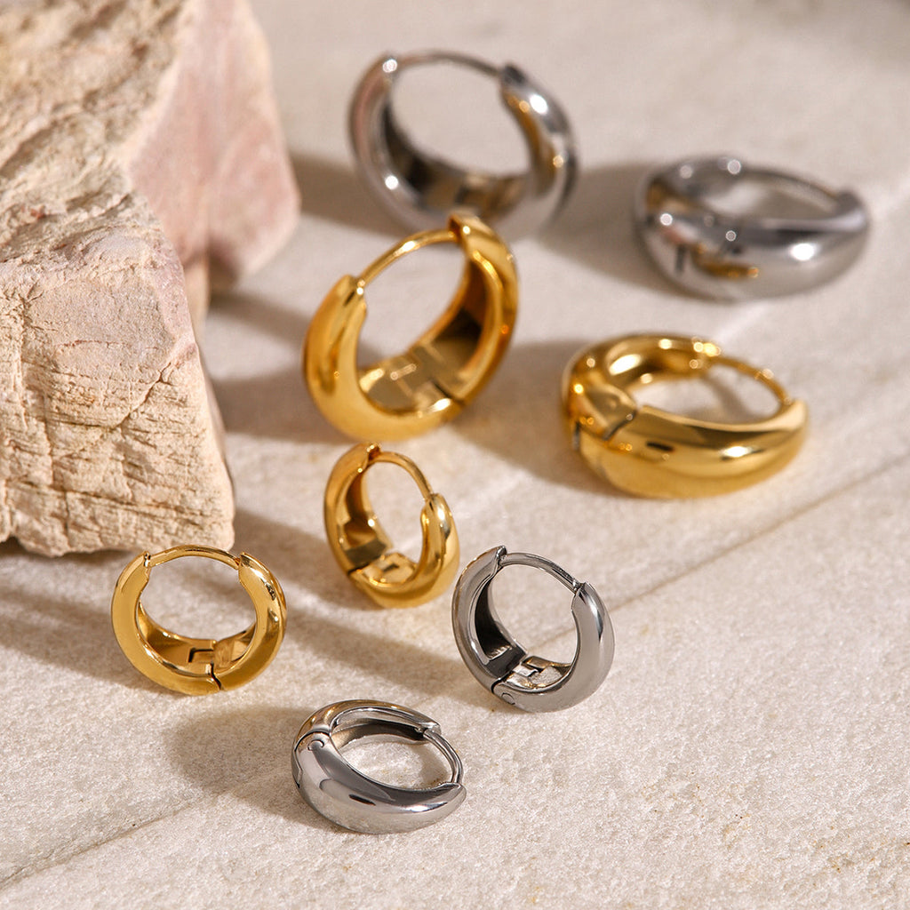 Iris – Geometrische Huggie Creolen in Gold