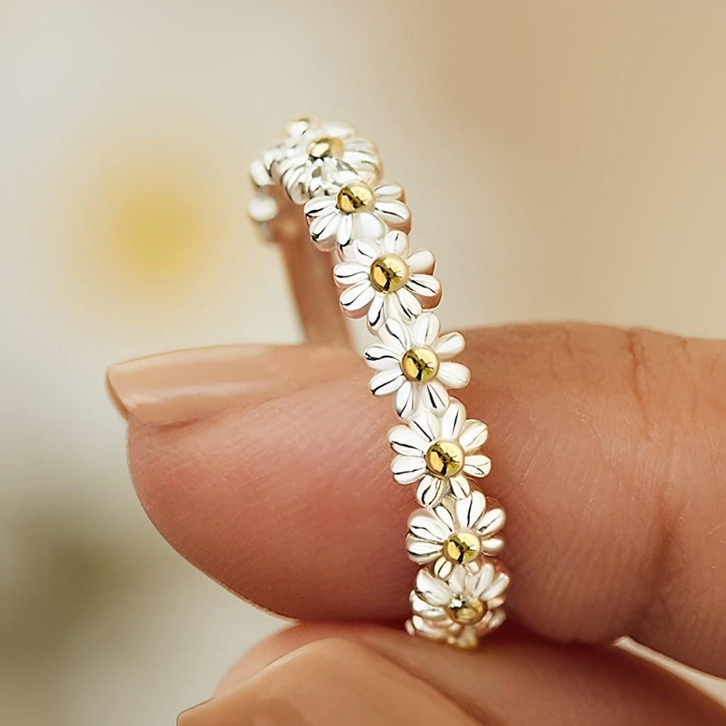 Charlie – Verstellbarer Ring aus Silber mit handbemaltem Gänseblümchen