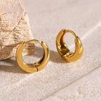 Iris – Geometrische Huggie Creolen in Gold