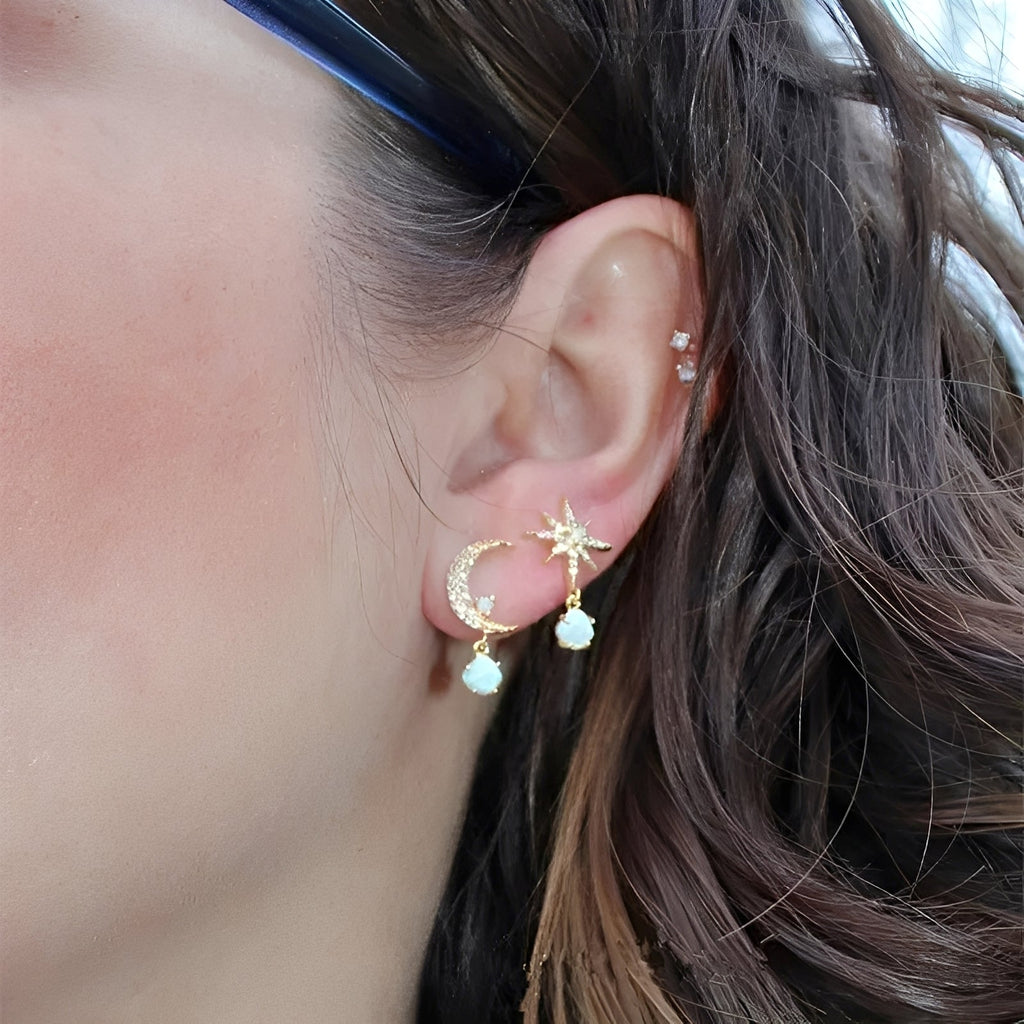 Astra – Goldene Ohrringe Mond & Stern in Opal