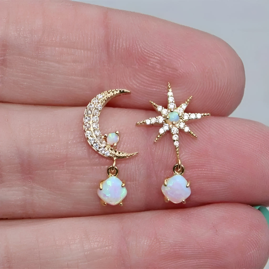 Carol – Goldene und Opal Mond- und Sterne Ohrringe